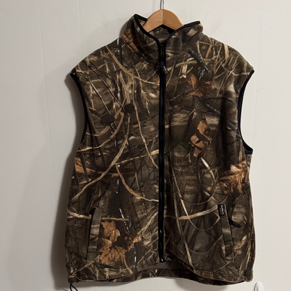 Guide Series Camouflage Sleeveless Vest Size large - great condition